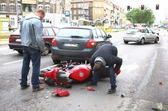 Wczoraj w Alei Bohaterów Warszawy motocyklista wjechał w nieoznakowany radiowóz.