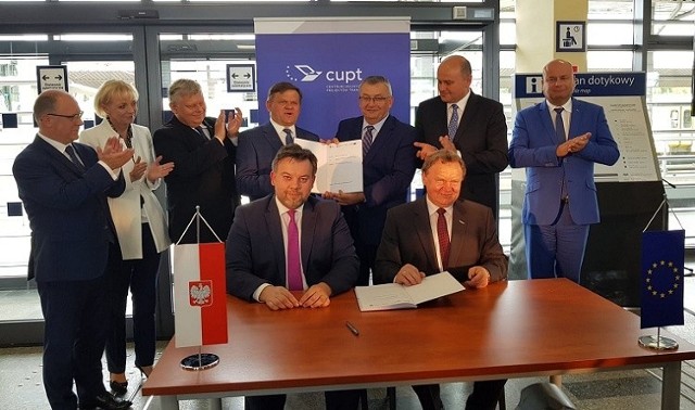Umowę o finansowaniu budowy trasy kolejowej na odcinku z Warki do Radomia podpisano w obecności ministrów i polityków PiS.