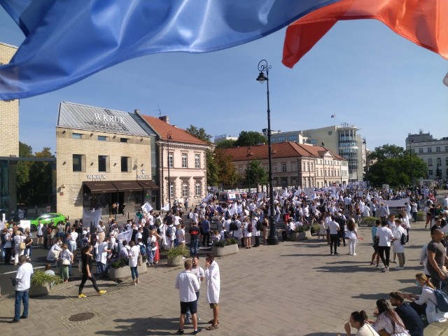 Ogólnopolski Komitet Protestacyjno-Strajkowy Pracowników Ochrony Zdrowia przedstawił w sumie osiem postulatów. Protestujący domagają się spotkania z szefem rządu. Odrzucają propozycje spotkania wysuwane przez ministra zdrowia, Adama Niedzielskiego