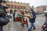 Imieniny Adama. Krakowskie kwiaciarki złożyły kwiaty pod najsłynniejszym krakowskim pomnikiem