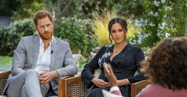 Tajny ślubMeghan i Harry udzielili wyczekiwanego przez cały świat wywiadu obejmujący wszystko od pierwszych chwil życia w Rodzinie Królewskiej przez małżeństwo, macierzyństwo, działalność filantropijną aż po to, jak radzi sobie w życiu pod ogromną presją opinii publicznej. W wywiadzie zdradzili wiele informacji, które poruszyły cały świat. Meghan wspomniała o myślach samobójczych, rasizmie, sekretnym ślubie, a Harry m.in. o trudnych relacjach z ojcem. Rodzina królewska odcięła ich od pieniędzy. Harpo Productions