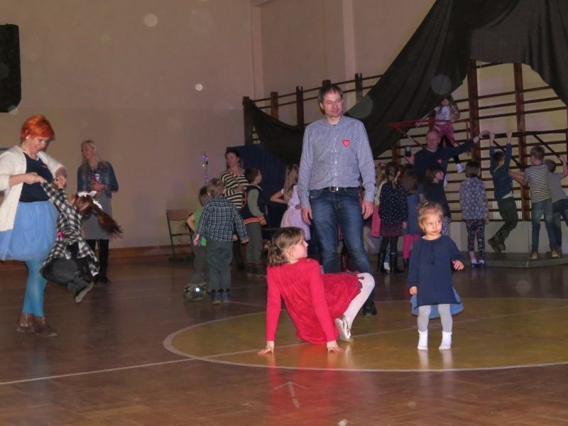 W piątek w SP nr 3 w Brodnicy zorganizowano taneczną zabawę...