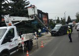 Wrocław: Samochód wjechał w słup. Dwie ulice bez prądu