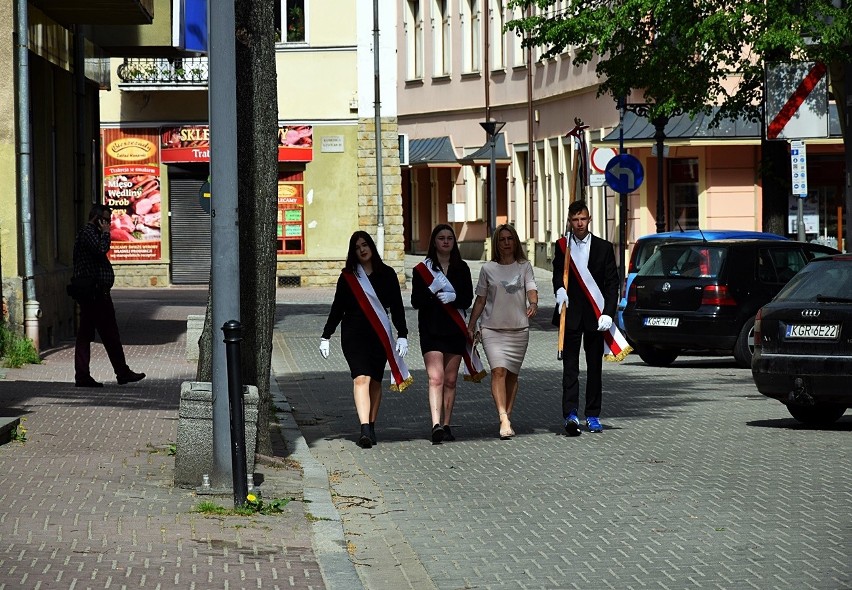 Pochodem ulicami Świeykowskiego i 3 Maja przed Pomnik Tysiąclecia Państwa Polskiego gorliczanie świętowali 1 Maja