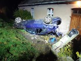 Wypadek w Mąkowarsku. BMW wypadło z drogi, przebiło ogrodzenie i dachowało [zdjęcia]