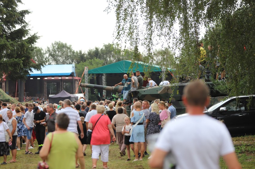 Tłumy na pikniku wojskowym w Kałkowie. Był sprzęt wojskowy, pokazy i występy. Zobacz zdjęcia