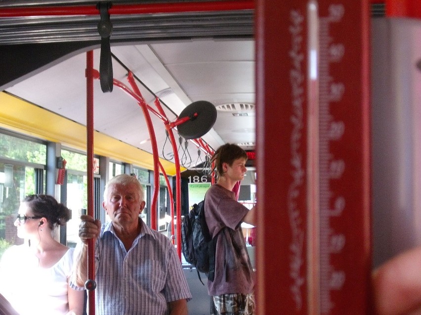 Upał na zewnątrz. W autobusie trudno wytrzymać