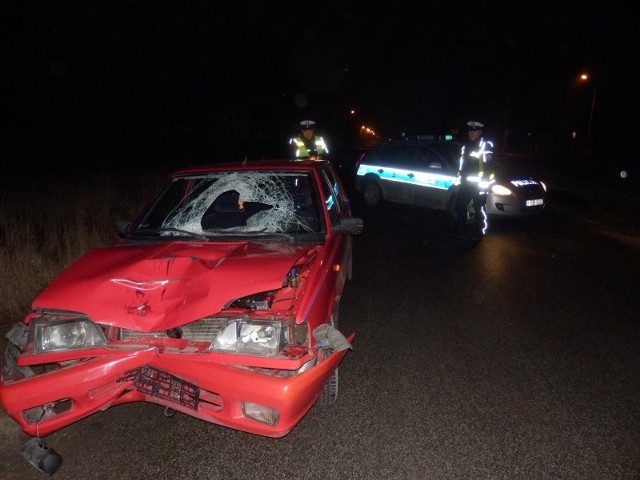 Czerwony polonez, który uderzył w pieszą, ma zupełnie rozbity przód.