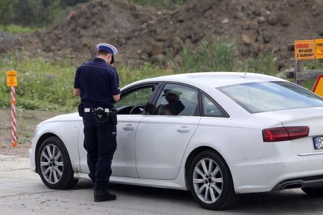 Fala zwolnień lekarskich wśród policjantów wydziału ruchu drogowego oznacza, że obywateli czekają dodatkowe problemy podczas kolizji i wypadków.