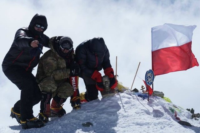 b Zatknęliśmy flagę, zrobiliśmy zdjęcie. Na samym szczycie nie było wielkiej radości, myśleliśmy tylko, by bezpiecznie wrócić do obozu. Świętowanie było w głównej bazie.