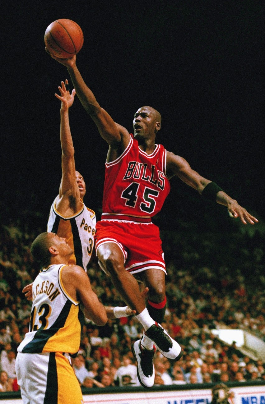 Dlaczego Michael Jordan ma żółte oczy w "The Last Dance"?