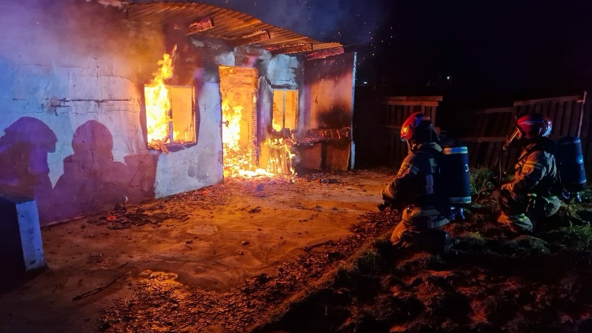 Pożar altany ogrodowej w Piekarach Śląskich. Obiekt spłonął...