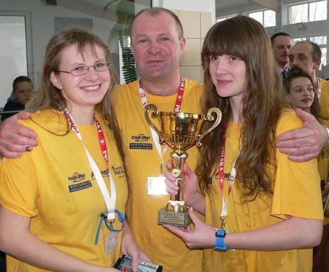 Puchar za "oczko&#8221; - rodzinny team Lalewiczów, tata Robert, córki Ewa (z prawej) i Anna, przepłynął w tegorocznym maratonie w Kazimierzy 21 kilometrów!
