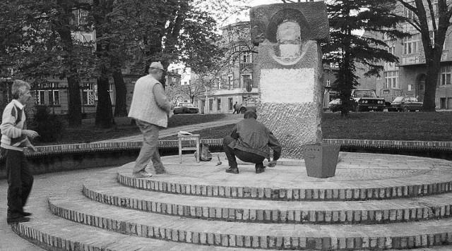 Drugie podejście do zamiany generałów na pomniku. Dzień wcześniej zdjęta została głowa Świerczewskiego i wykuty napis poświęcony gen. Andersowi. Z chwilę głowa tego ostatniego wypełni pustą wnękę.