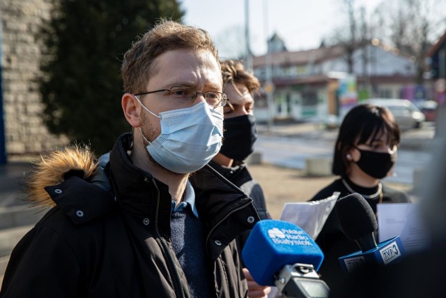 Działacze ugrupowań lewicowych apelują do władz Białegostoku, by poszły wzorem takich miast jak Poznań czy Kraków, które mają duże doświadczenia w walce ze smogiem, i obniżyły próg alarmowy do 100 µm/m3.