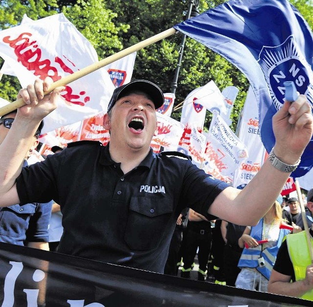 Mundurowi znowu zaczynają protest przed Sejmem. W nocy ze środy na czwartek ma tam powstać „miasteczko”