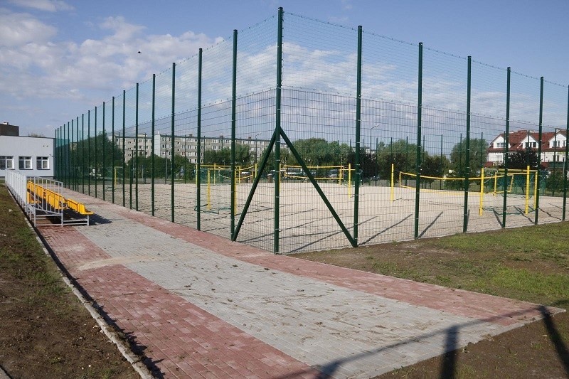 Koniec inwestycji na terenie hali Ośrodka Sportu i Rekreacji w Staszowie. Zmodernizowano halę, są nowe boiska i bieżnia [ZDJĘCIA]