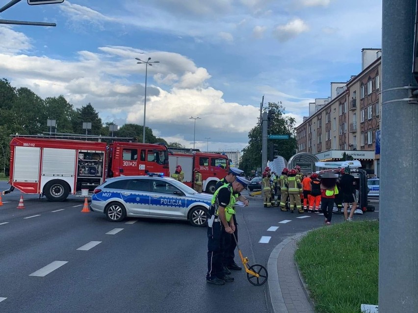 Wypadek karetki w centrum Białegostoku. Dwie osoby ranne na...
