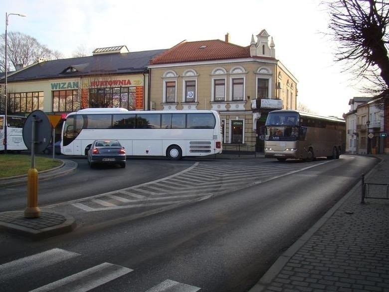 Przez Rynek w Zatorze przejeżdża obecnie kilkanaście tysięcy...