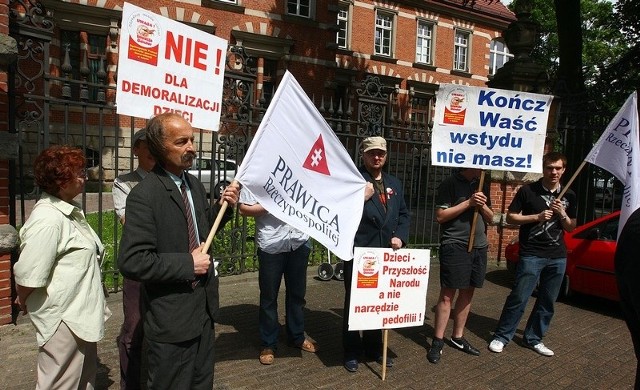 Grupka osób protestowała dziś pod siedzibą zachodniopomorskiego Kuratorium Oświaty.