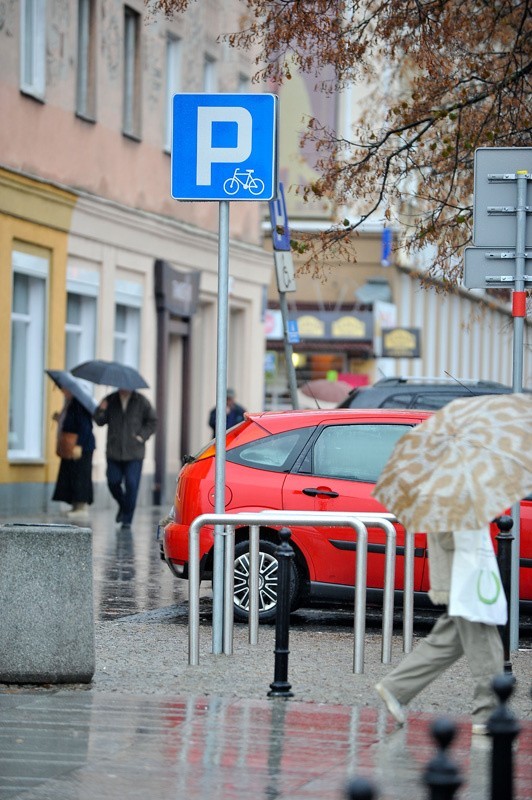 Nowe stojaki przy sklepie Ratuszowy.