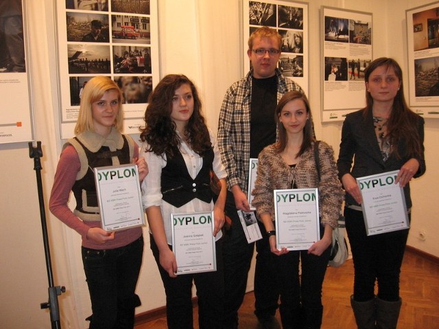 Podczas wernsażu uczestnicy warsztatów fotograficznych w Resursie otrzymali dyplomy ; od lewej: Julia Wach, Joanna Gołąbek, Andrzej Michalik, Magdalena Pastuszka i Ewa Cichocka.