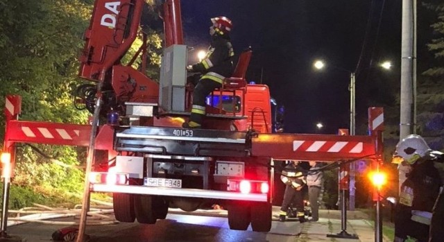 Gdy strażacy weszli do budynku, znaleźli ciało mężczyzny. Na miejscu do późna trwały czynności z udziałem prokuratora i policjantów.