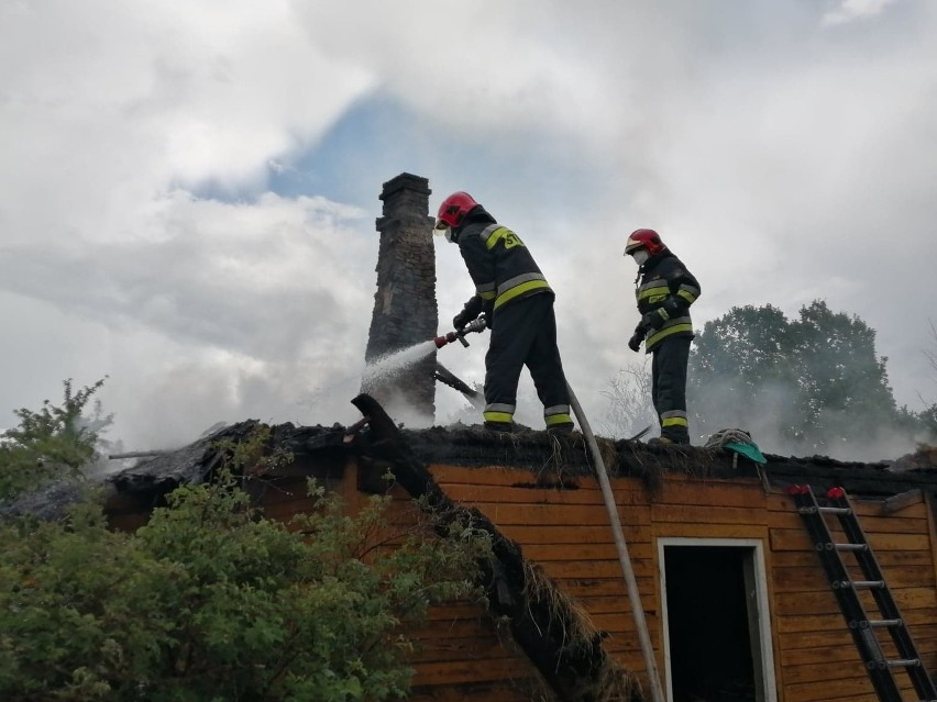 Pożar w Ostojowie w gminie Suchedniów. Spalił się drewniany dom. Zobacz zdjęcia 