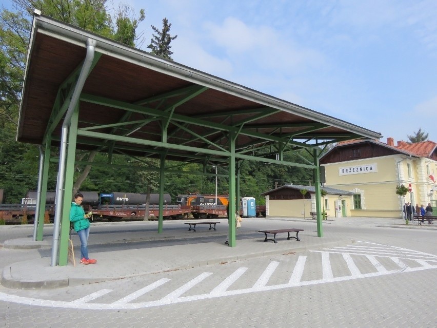 Dworzec kolejowy w Brzeźnicy otwarto po remoncie w 2019...
