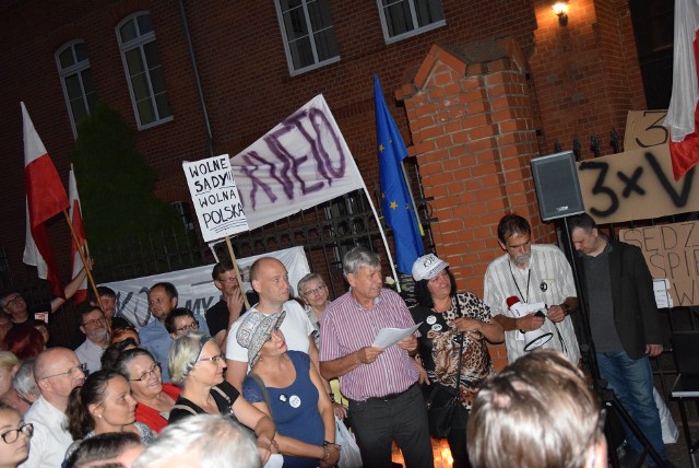 W piątek 21 lipca od godz. 21.00 kilkaset osób protestowało pod Sądem Okręgowym przy ul. Mieszka I. Gorzowianie mieli ze sobą transparenty, flagę Polski, Unii Europejskiej, a także Konstytucję. Co chwila krzyczeli: "Chcemy veta" oraz "Precz z Kaczorem - dyktatorem". Pod gorzowskim sądem zgromadzeni przemawiali, zapalali znicze, a także śpiewali m.in. "Wolność, kocham i rozumiem". - Jutro (w sobotę 22 lipca - dop. red.) też zbieramy się punkt 21.00 pod gorzowskim sądem. Nie zawieszamy swoich protestów - mówiła Monika Twarogal.Zobacz też: Protest pod zielonogórskim sądem - piątek, 21 lipca 2017Przeczytaj też:   W piątek zielonogórzanie kolejny raz protestowali przed sądem [ZDJĘCIA]