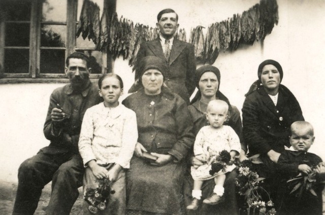 Rodzina Juzwenków: dziadkowie Roman i Antonina, ich syn Bronisław (stoi), synowa Michalina (pierwsza z prawej), przed nią ich wnuk Adolf Juzwenko, Lisowce, rok 1941.