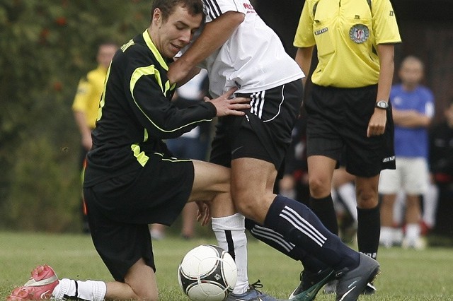 Piłkarze Strugu (w czarnym stroju Dominik Ferenc) wygrali szósty mecz w tym sezonie.