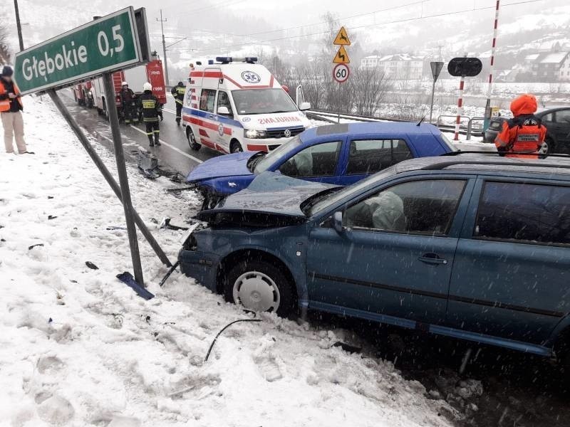 Nowy Sącz. Wypadek na DK 87. W Młodowie zderzyły się dwie osobówki [ZDJĘCIA]