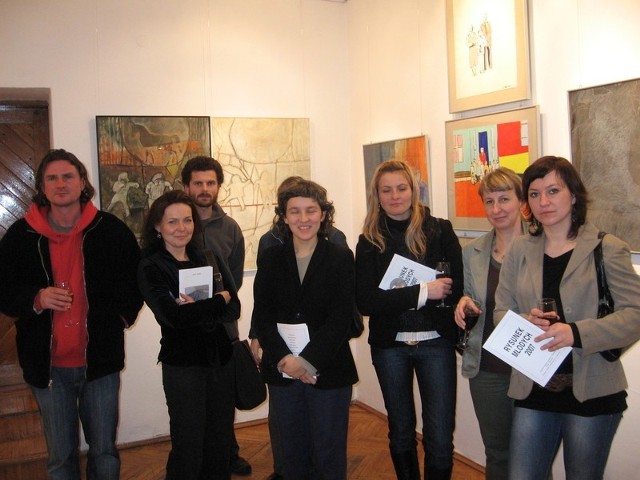 Łukasz Rudecki(trzeci z lewej) brał udział w wielu wystawach. Między innymi, w ekspozycji &#8221;Rysunek młodych&#8221; w Muzeum Sztuki Współczesnej.