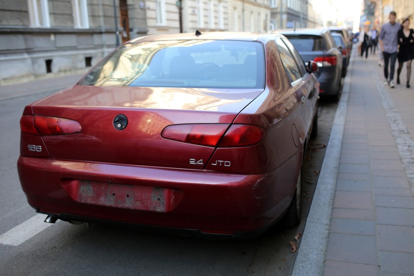 Kraków. 30 samochodów uszkodzonych przy ulicy Radziwiłłowskiej