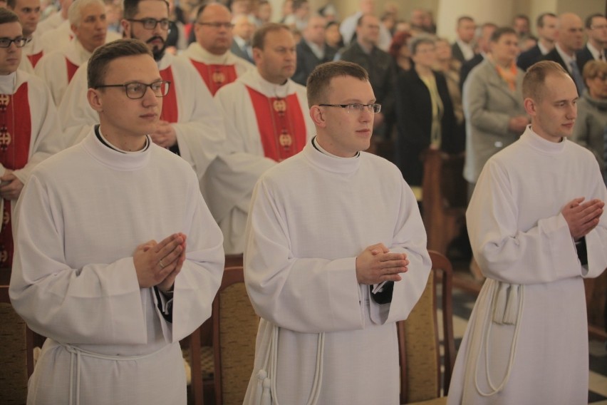 Nowi diakoni złożyli na ręce ordynariusza diecezji ełckiej...