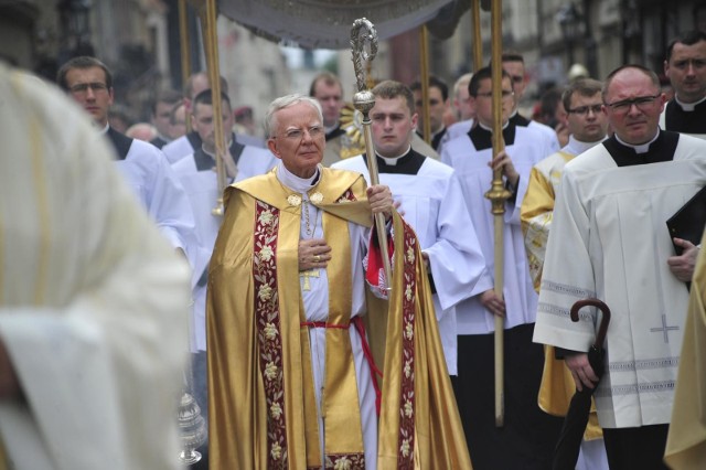 O organizowanej w nadchodzące Boże Ciało tradycyjnej procesji z Wawelu na Rynek metropolita krakowski napisał: "Już teraz serdecznie zapraszam Krakowian do udziału w tym wydarzeniu"