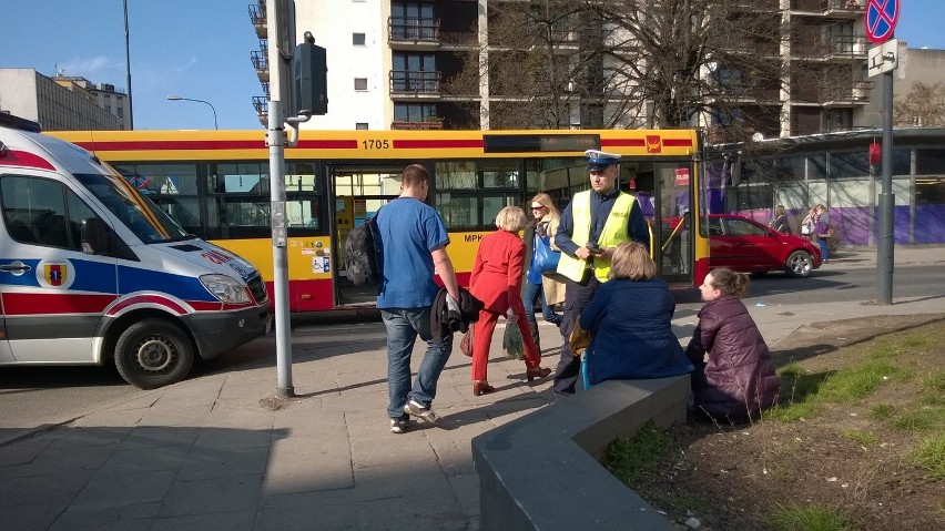 Wypadek na Zamenhofa w Łodzi. Autobus potrącił pieszą [ZDJĘCIA]