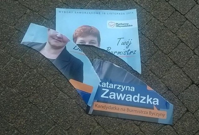 Jeden ze zniszczonych plakatów Katarzyny Zawadzkiej.