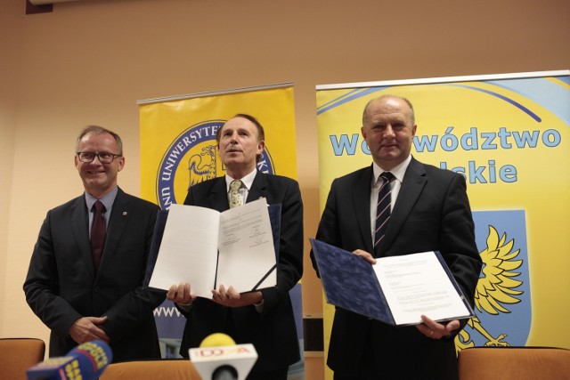 Porozumienie podpisali (od lewej): wicemarszałek Roman Kolek, prof. Stanisław S. Nicieja i marszałek Andrzej Buła.