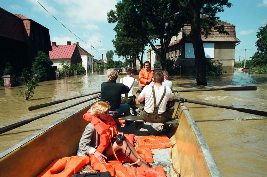 Powódź Tysiąclecia: 23 lata temu wielka woda spustoszyła Polskę. Dzisiaj też wciąż pada i pada... Zobacz archiwalne ZDJĘCIA