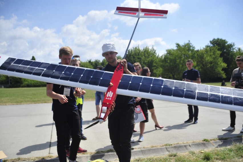 Studenci zaprezentowali swój samolot solarny w środę na...