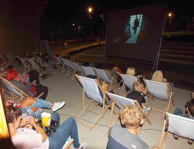 W starachowickim Amfiteatrze widzowie oglądają filmy, siedząc na leżakach