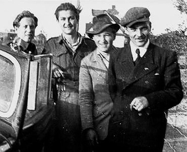 Jedno z nielicznych zdjęć "Bartka" (pierwszy z prawej). Rok 1947