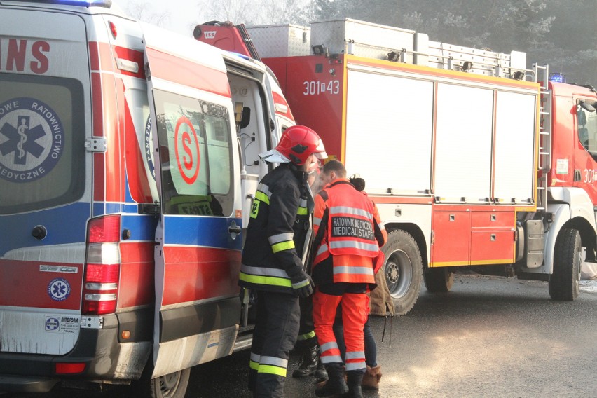 Wypadek w Cedzynie koło Kielc. Dostawczy bus dosłownie przeleciał nad rondem, dwie osoby ranne