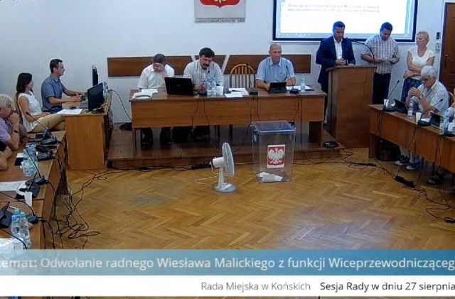 Screen transmisji sesji Rady Miasta i Gminy Końskie, podczas której odwołano Wiesława Malickiego z funkcji wiceprzewodniczącego rady.