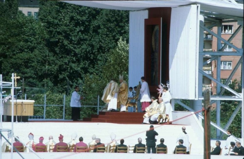 Jan Paweł II w Wielkopolsce. W 1983 roku odwiedził Poznań po...