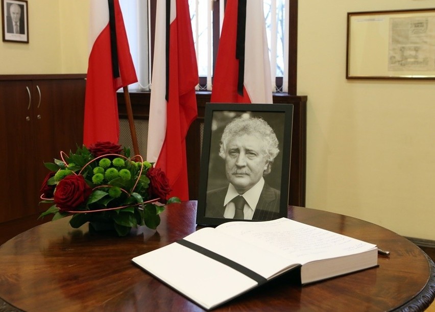 Wojewoda zachodniopomorski wpisuje się do księgi kondolencyjnej Longina Komołowskiego [zdjęcia]