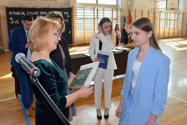 W VI Liceum Ogólnokształcącym w Kielcach wyróżnienia i nagrody dla najlepszych uczniów wręczała dyrektor Katarzyna Cedro.