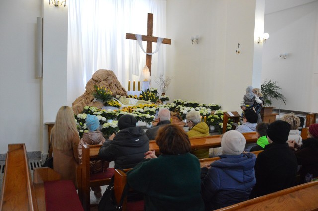 Odwiedziliśmy niektóre kościoły w Tomaszowie, by zobaczyć, jak w tym roku zostały zaaranżowane i udekorowane groby pańskie